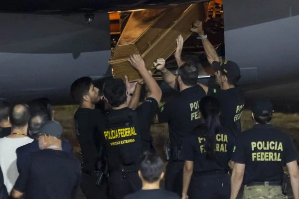 Corpos de Bruno Pereira e Dom Phillips chegam a Brasília para perícia
