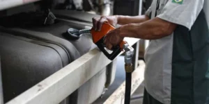 Petrobras sobe o diesel para distribuidoras em R$ 0,38 por litro; reajuste vigora neste sábado
