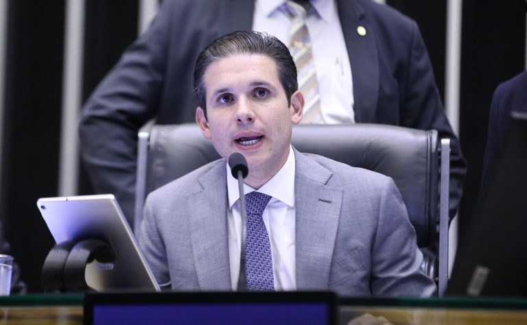 Hugo Motta diz que fim da escala 6×1 será debatida por meio de PEC