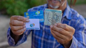 Aposentados e pensionistas do INSS recebem 1ª parcela do 13º a partir de sexta-feira (24)