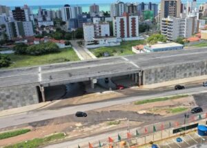Viaduto com três faixas de rolamento por pista entra em operação em Cabedelo