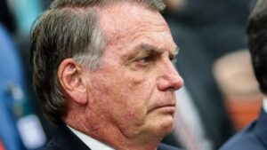 Bolsonaro passa por cirurgia no ombro e procedimento ocorre conforme esperado