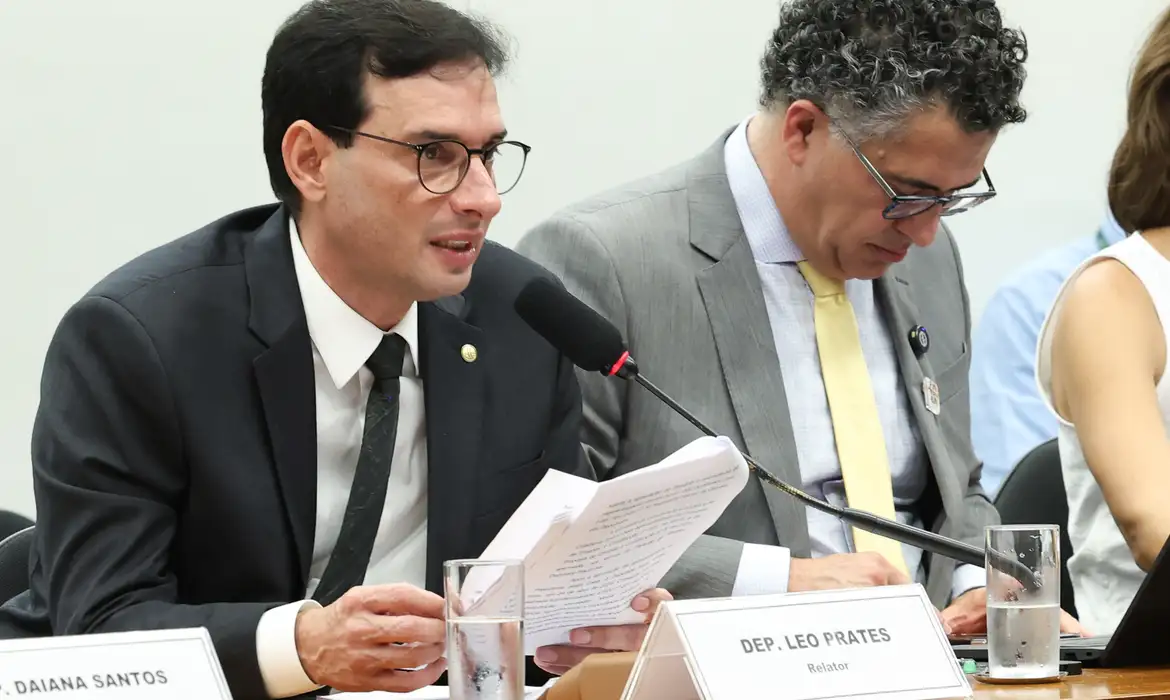 Escala 6X1: relator propõe jornada de 40h e  domingo como folga preferencial 