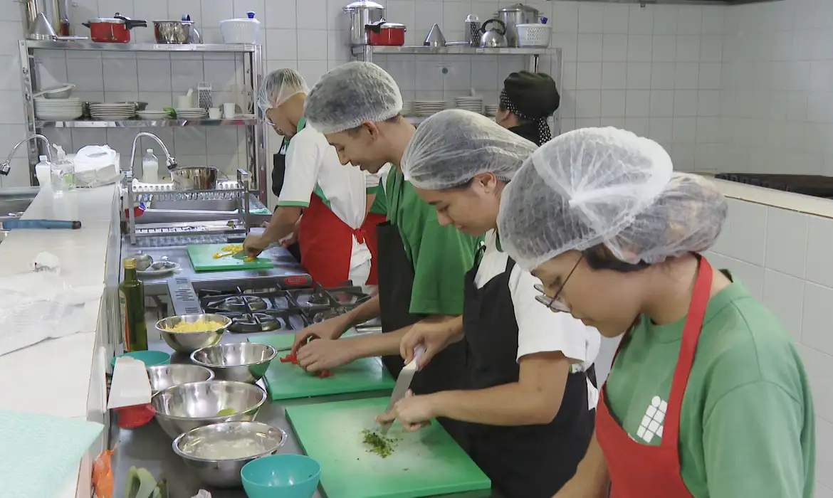 Desemprego recua para 5,6% até maio, menor taxa histórica para o período, aponta IBGE