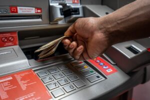 Servidores estaduais da PB recebem nesta quarta a 1ª parcela do 13º salário
