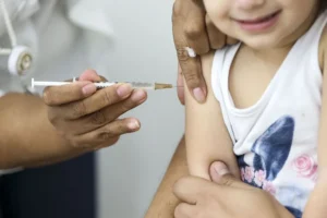 Vacina que amplia proteção contra pneumonia e meningite em crianças chega ao SUS