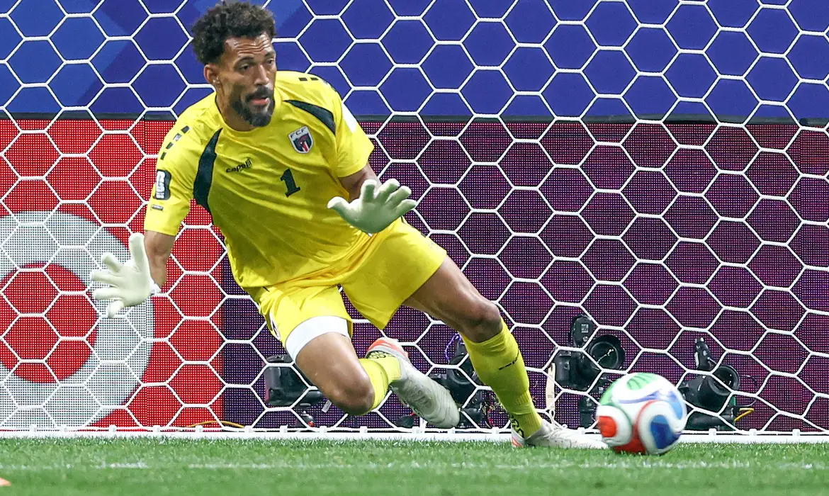 Vozinha, goleiro sensação da Copa de 2026, acerta com o Colo Colo do Chile