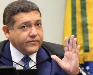 TSE derruba decisão de Nunes Marques sobre vídeo de Flávio contra Lula