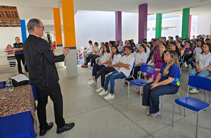 Boa Vista: promotor faz alerta sobre uso de celulares por estudantes em sala de aula