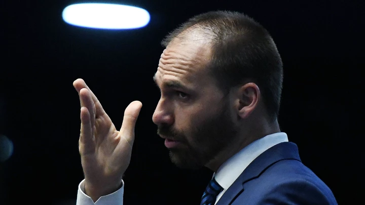 Condenação de Eduardo Bolsonaro por crime de coação é mantida pelo STF