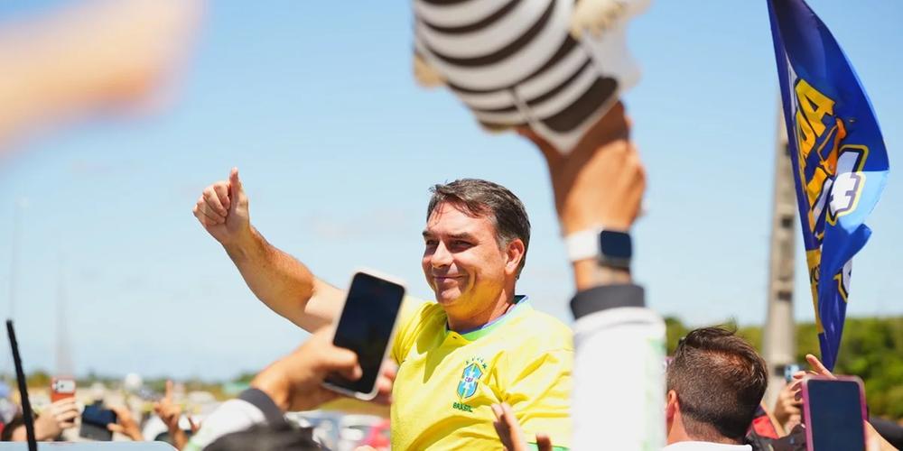 Revista aponta que Flávio Bolsonaro usou jatinho de Vorcaro em viagem dos EUA