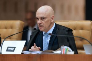 Moraes manda expedir mandado de prisão contra  Eduardo Bolsonaro