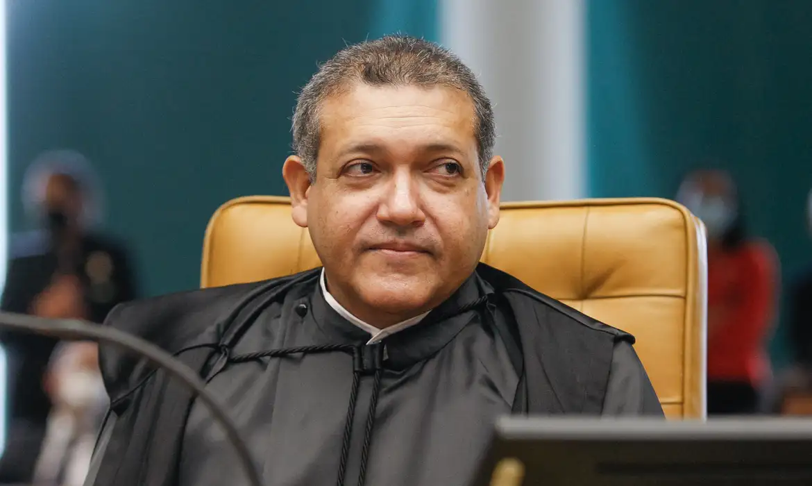 Ministro Nunes Marques suspende o canal no WhatsApp “Exército do Lula”